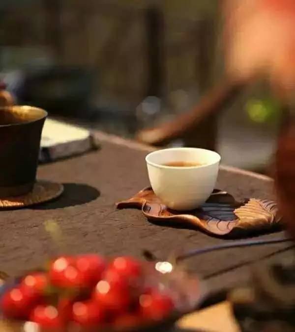 茶香四溢：喝茶带来的心灵净化之旅